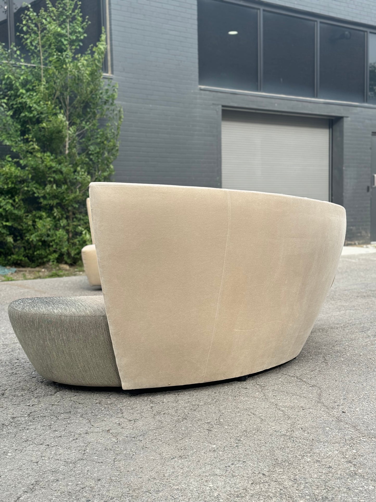 Vladimir Kagan Bilbao Sofa